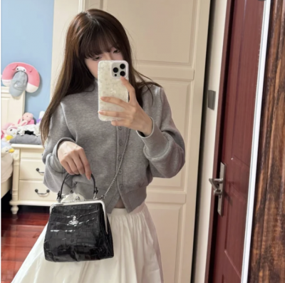 黑色鳄鱼纹皮革手拿包
