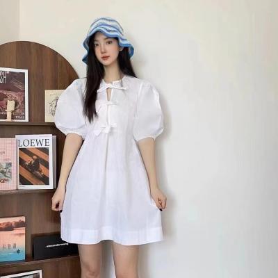 泡泡袖小白裙