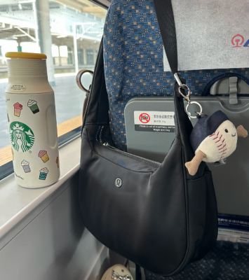 City Essentials 大号单肩包 18L