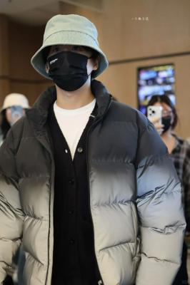 羽绒服 渐变色 银黑色