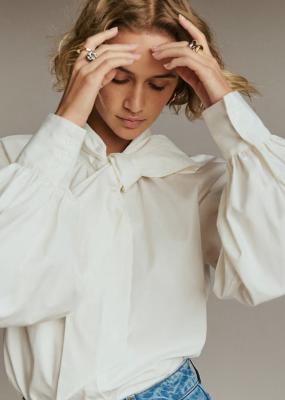 泡泡袖蝴蝶结领白衬衫
