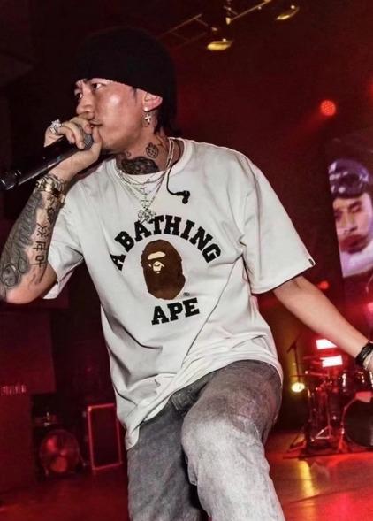 A BATHING APE 学院风T恤 白色