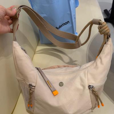 Lululemon Large Slouchy Sling Bag牛角包