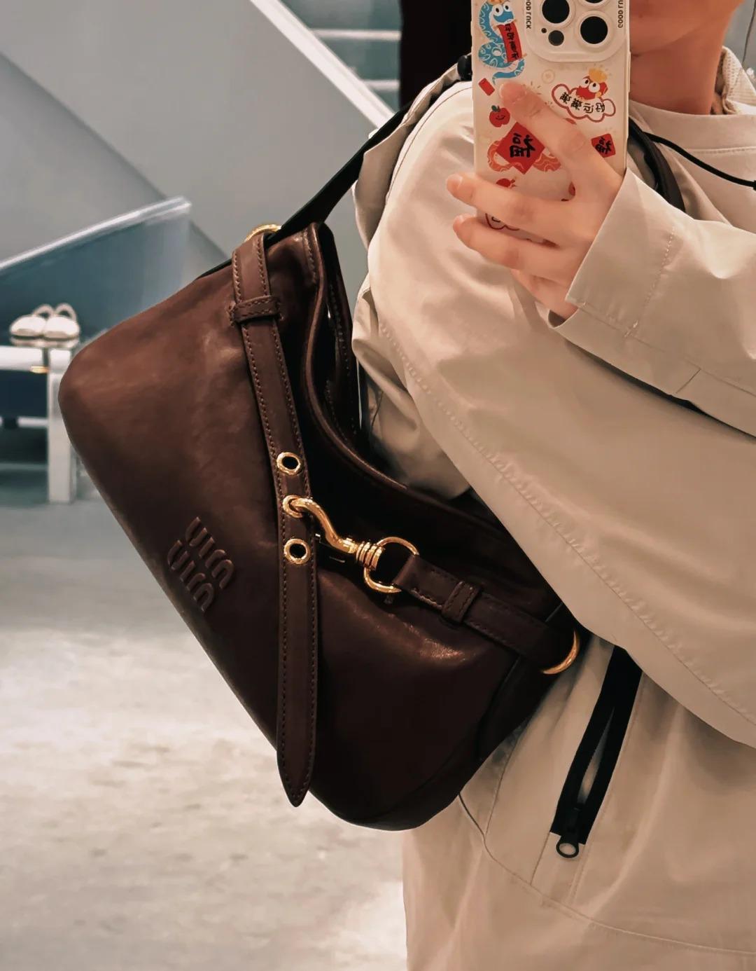 Miu Miu Aventure 皮革单肩包 棕色