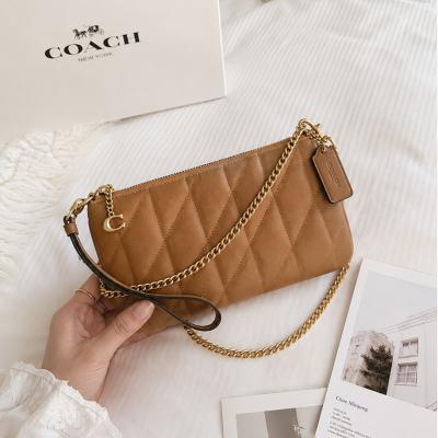 COACH 绗缝鹅卵石纹手拿包