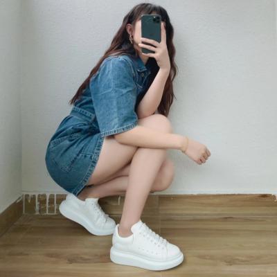 厚底小白鞋