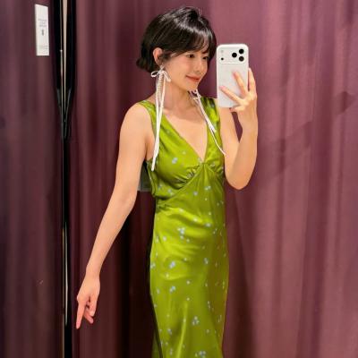 碎花V领连衣裙