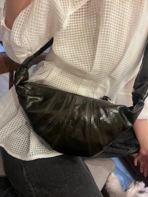 小号牛角拉链单肩包