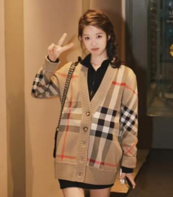 Burberry格纹羊毛混纺V领开衫