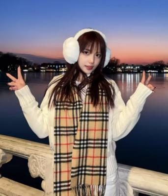 Burberry细格纹羊绒围巾 