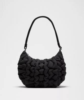 Lululemon Quilty Puff 斜挎包 4.7升
