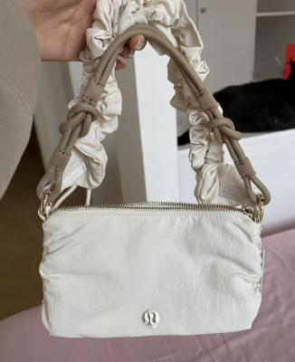 Lululemon Ruched Mini 单肩包 1.5L
