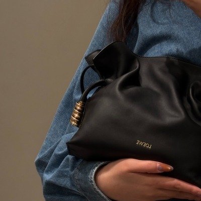 Loewe Medium Coil Flamenco黑色手拿包