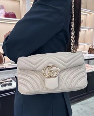 Gucci GG Marmont 中号浅灰肩背包