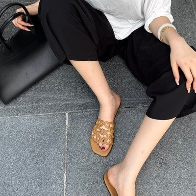 Loewe Anagram Petal驼色小牛皮拖鞋